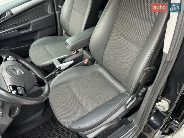 Черный Опель Зафира, объемом двигателя 1.9 л и пробегом 172 тыс. км за 8000 $, фото 19 на Automoto.ua