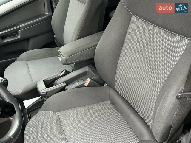 Черный Опель Зафира, объемом двигателя 1.7 л и пробегом 215 тыс. км за 6999 $, фото 13 на Automoto.ua