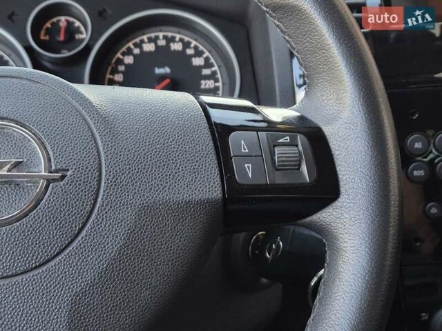 Черный Опель Зафира, объемом двигателя 2.2 л и пробегом 165 тыс. км за 8699 $, фото 41 на Automoto.ua