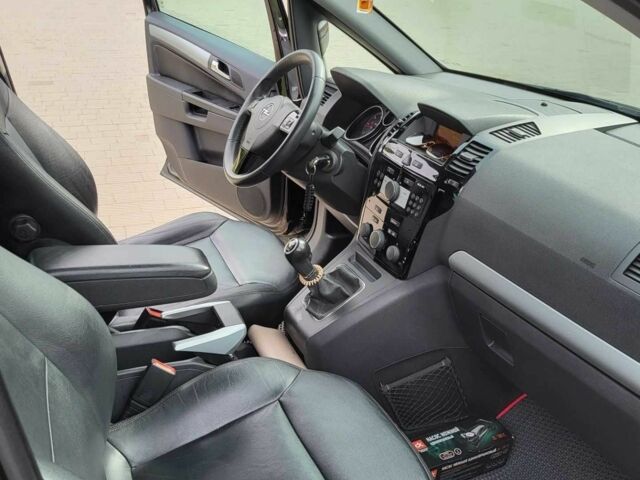 Черный Опель Зафира, объемом двигателя 1.7 л и пробегом 256 тыс. км за 6000 $, фото 5 на Automoto.ua