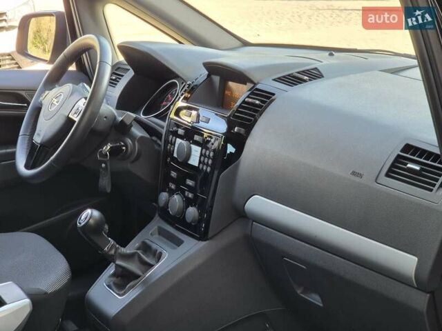 Черный Опель Зафира, объемом двигателя 2.2 л и пробегом 165 тыс. км за 8699 $, фото 31 на Automoto.ua