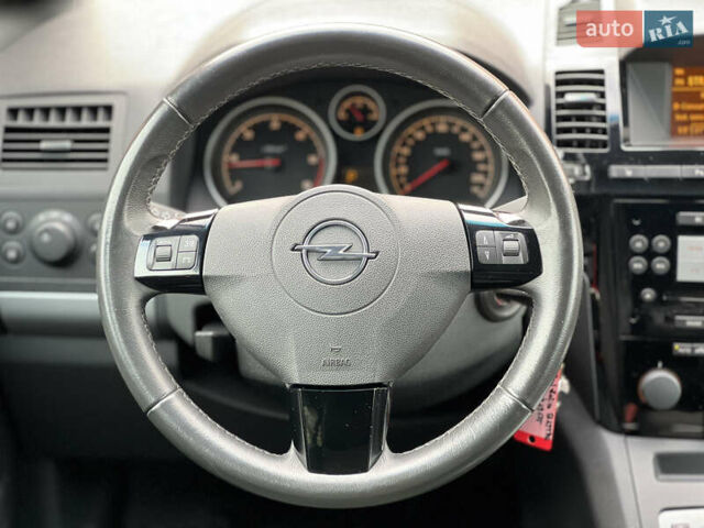 Черный Опель Зафира, объемом двигателя 1.9 л и пробегом 172 тыс. км за 8000 $, фото 17 на Automoto.ua