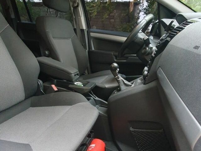 Черный Опель Зафира, объемом двигателя 1.7 л и пробегом 315 тыс. км за 4042 $, фото 3 на Automoto.ua