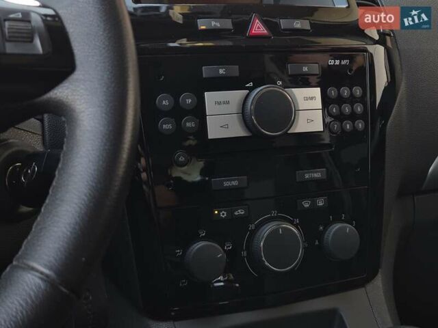 Черный Опель Зафира, объемом двигателя 2.2 л и пробегом 165 тыс. км за 8699 $, фото 49 на Automoto.ua