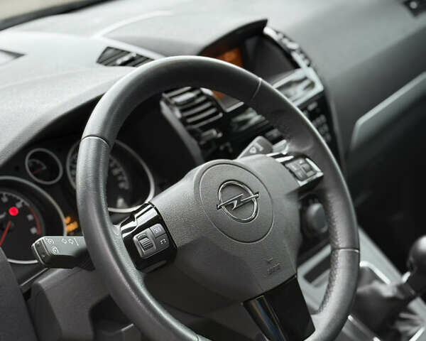 Черный Опель Зафира, объемом двигателя 1.6 л и пробегом 177 тыс. км за 7700 $, фото 14 на Automoto.ua