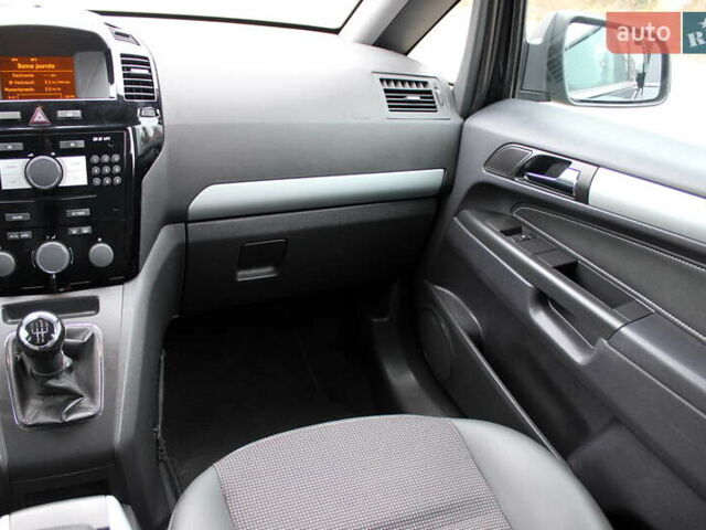 Черный Опель Зафира, объемом двигателя 1.8 л и пробегом 220 тыс. км за 7499 $, фото 66 на Automoto.ua