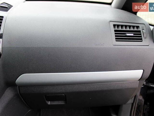 Черный Опель Зафира, объемом двигателя 1.8 л и пробегом 220 тыс. км за 6999 $, фото 56 на Automoto.ua