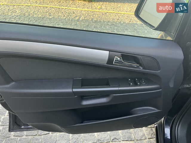 Черный Опель Зафира, объемом двигателя 0 л и пробегом 209 тыс. км за 8700 $, фото 17 на Automoto.ua