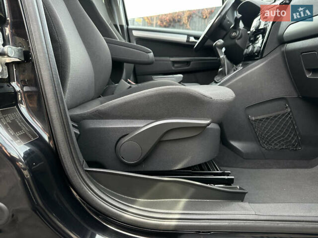 Чорний Опель Зафіра, об'ємом двигуна 1.8 л та пробігом 210 тис. км за 8199 $, фото 94 на Automoto.ua