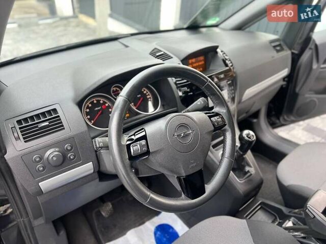 Черный Опель Зафира, объемом двигателя 1.6 л и пробегом 221 тыс. км за 6999 $, фото 54 на Automoto.ua