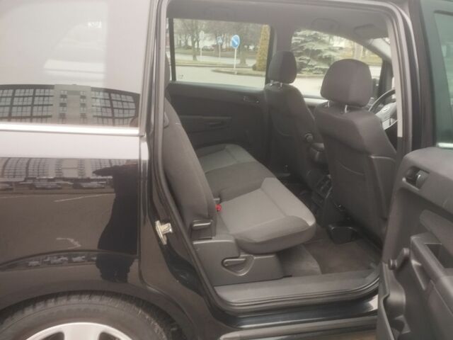 Черный Опель Зафира, объемом двигателя 1.7 л и пробегом 240 тыс. км за 7620 $, фото 12 на Automoto.ua