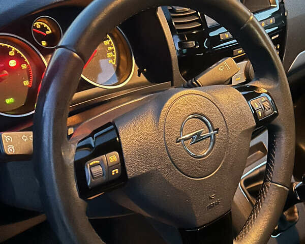 Черный Опель Зафира, объемом двигателя 1.7 л и пробегом 206 тыс. км за 8300 $, фото 12 на Automoto.ua