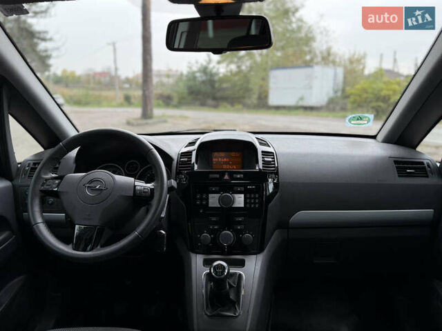 Черный Опель Зафира, объемом двигателя 1.6 л и пробегом 177 тыс. км за 7700 $, фото 25 на Automoto.ua