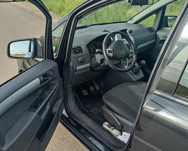 Черный Опель Зафира, объемом двигателя 1.69 л и пробегом 199 тыс. км за 7000 $, фото 3 на Automoto.ua