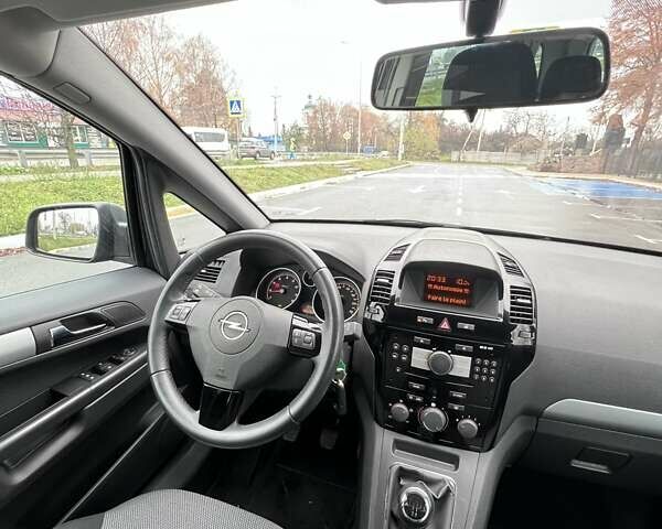Черный Опель Зафира, объемом двигателя 1.8 л и пробегом 166 тыс. км за 7999 $, фото 24 на Automoto.ua