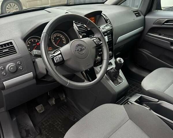 Черный Опель Зафира, объемом двигателя 1.6 л и пробегом 177 тыс. км за 7600 $, фото 8 на Automoto.ua