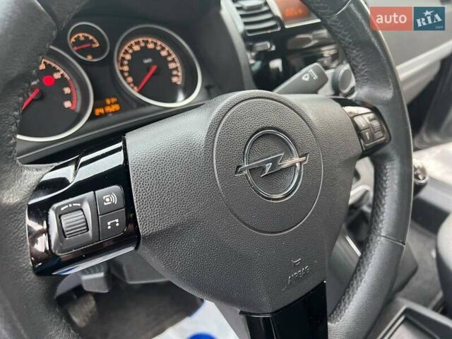 Черный Опель Зафира, объемом двигателя 1.6 л и пробегом 221 тыс. км за 6999 $, фото 58 на Automoto.ua