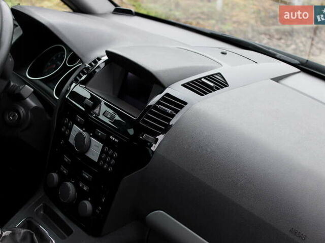 Черный Опель Зафира, объемом двигателя 1.8 л и пробегом 220 тыс. км за 7499 $, фото 74 на Automoto.ua