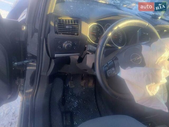 Черный Опель Зафира, объемом двигателя 1.7 л и пробегом 300 тыс. км за 3000 $, фото 3 на Automoto.ua