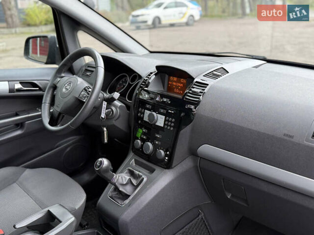 Черный Опель Зафира, объемом двигателя 1.6 л и пробегом 177 тыс. км за 7700 $, фото 24 на Automoto.ua