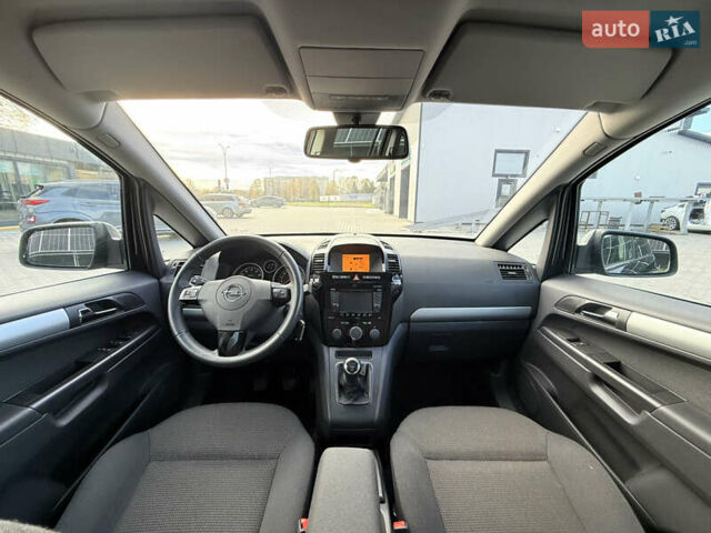 Черный Опель Зафира, объемом двигателя 1.8 л и пробегом 213 тыс. км за 7700 $, фото 1 на Automoto.ua