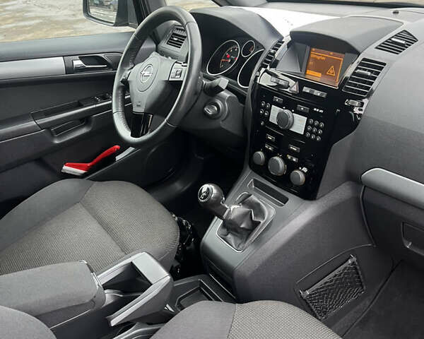 Черный Опель Зафира, объемом двигателя 1.8 л и пробегом 211 тыс. км за 8000 $, фото 31 на Automoto.ua