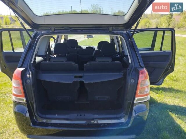 Черный Опель Зафира, объемом двигателя 1.6 л и пробегом 219 тыс. км за 7000 $, фото 26 на Automoto.ua