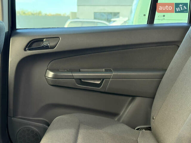 Черный Опель Зафира, объемом двигателя 1.8 л и пробегом 213 тыс. км за 7700 $, фото 74 на Automoto.ua