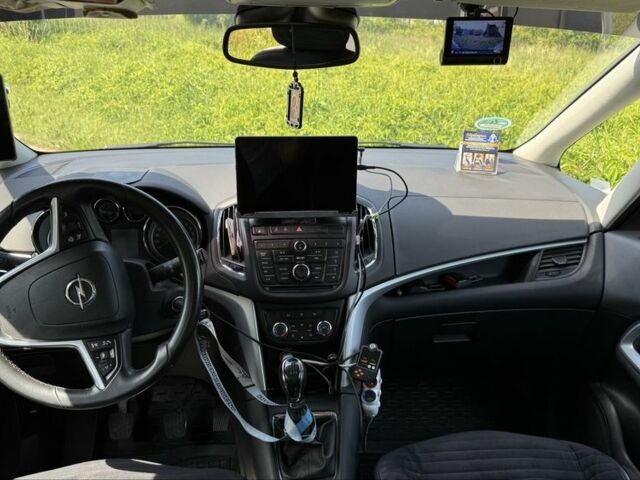 Черный Опель Зафира, объемом двигателя 1.6 л и пробегом 200 тыс. км за 9000 $, фото 6 на Automoto.ua