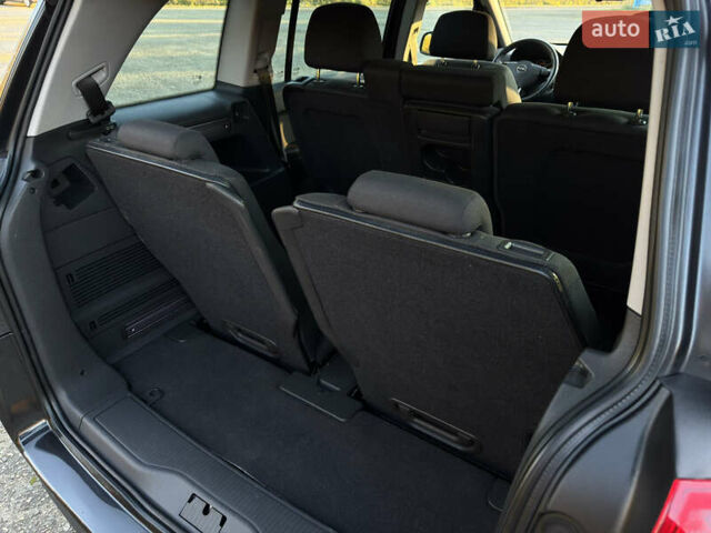 Черный Опель Зафира, объемом двигателя 1.7 л и пробегом 189 тыс. км за 8350 $, фото 104 на Automoto.ua