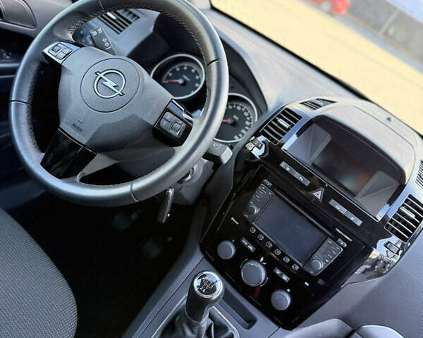 Черный Опель Зафира, объемом двигателя 1.8 л и пробегом 213 тыс. км за 7700 $, фото 113 на Automoto.ua