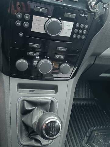 Черный Опель Зафира, объемом двигателя 1.7 л и пробегом 266 тыс. км за 8000 $, фото 8 на Automoto.ua