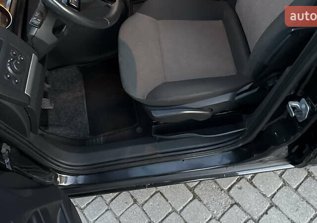 Черный Опель Зафира, объемом двигателя 1.7 л и пробегом 209 тыс. км за 8500 $, фото 22 на Automoto.ua