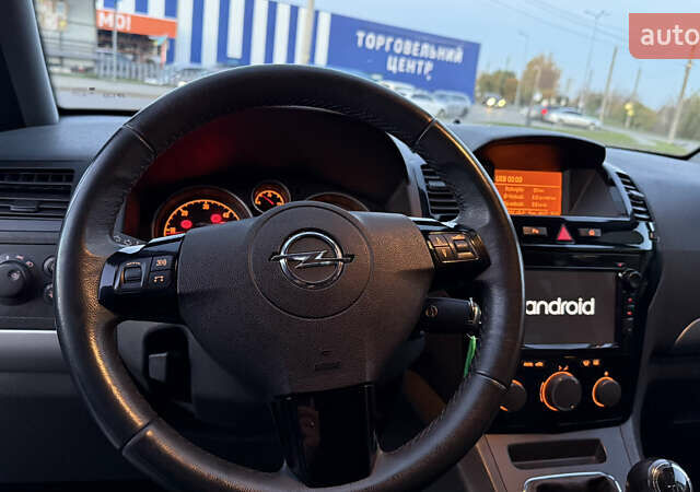 Черный Опель Зафира, объемом двигателя 1.7 л и пробегом 209 тыс. км за 8500 $, фото 16 на Automoto.ua