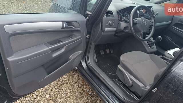 Черный Опель Зафира, объемом двигателя 1.7 л и пробегом 266 тыс. км за 8000 $, фото 13 на Automoto.ua