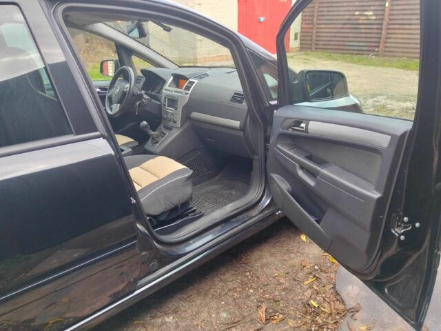 Чорний Опель Зафіра, об'ємом двигуна 1.7 л та пробігом 223 тис. км за 9200 $, фото 6 на Automoto.ua