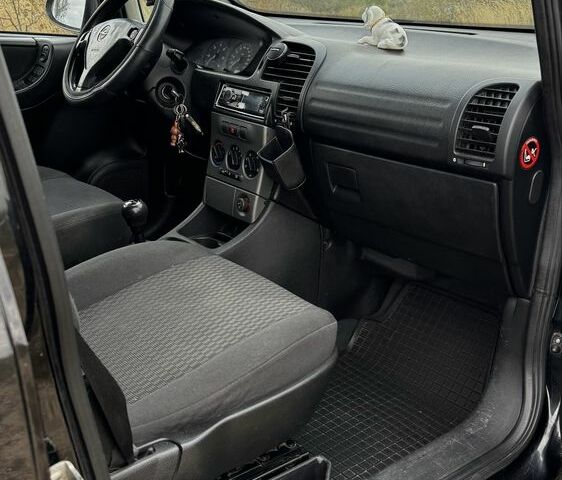 Черный Опель Зафира, объемом двигателя 2 л и пробегом 370 тыс. км за 3800 $, фото 4 на Automoto.ua