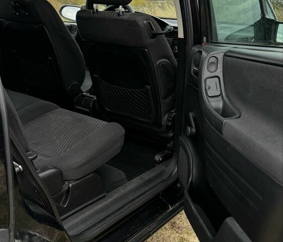 Черный Опель Зафира, объемом двигателя 2 л и пробегом 370 тыс. км за 3800 $, фото 5 на Automoto.ua
