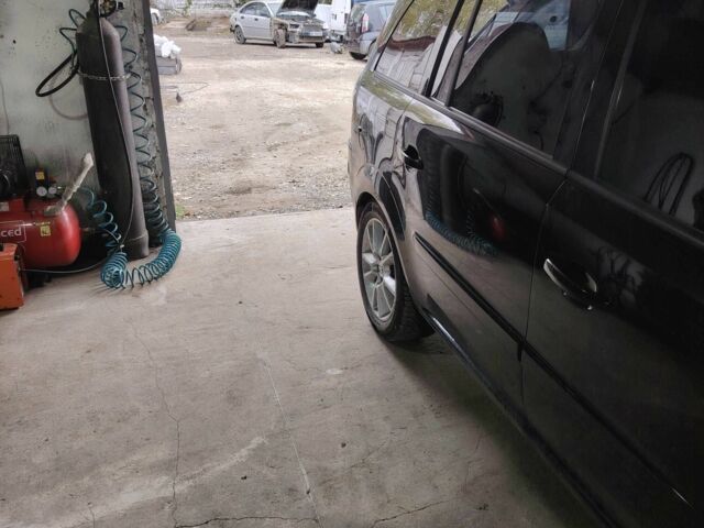 Черный Опель Зафира, объемом двигателя 1.8 л и пробегом 270 тыс. км за 5000 $, фото 6 на Automoto.ua