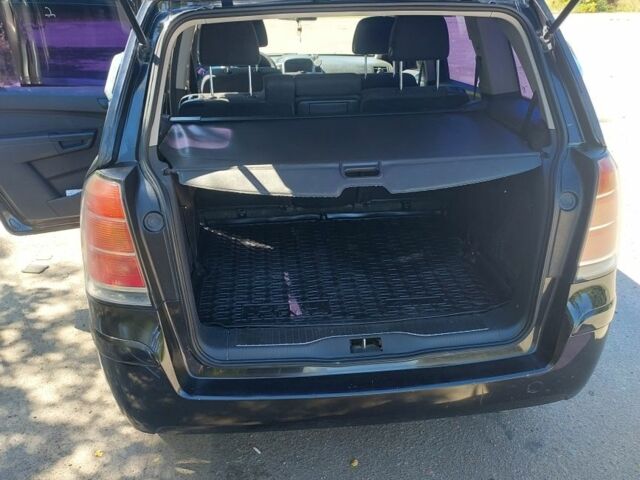 Черный Опель Зафира, объемом двигателя 1.8 л и пробегом 261 тыс. км за 6200 $, фото 4 на Automoto.ua