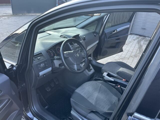 Черный Опель Зафира, объемом двигателя 1.6 л и пробегом 250 тыс. км за 6300 $, фото 6 на Automoto.ua