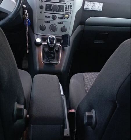 Черный Опель Зафира, объемом двигателя 1.9 л и пробегом 222 тыс. км за 5600 $, фото 5 на Automoto.ua