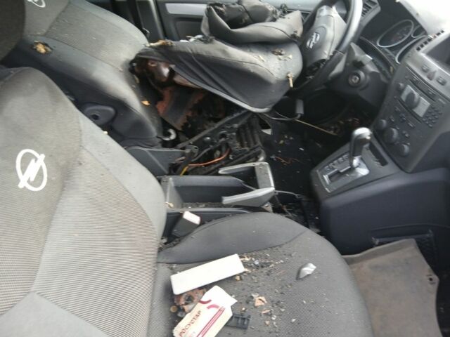 Черный Опель Зафира, объемом двигателя 1.9 л и пробегом 150 тыс. км за 1600 $, фото 7 на Automoto.ua