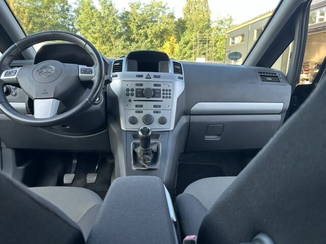 Черный Опель Зафира, объемом двигателя 1.6 л и пробегом 183 тыс. км за 6500 $, фото 8 на Automoto.ua