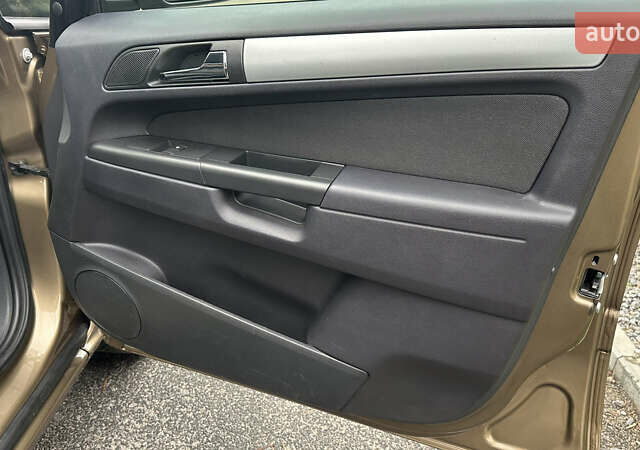 Коричневый Опель Зафира, объемом двигателя 1.6 л и пробегом 200 тыс. км за 8100 $, фото 48 на Automoto.ua