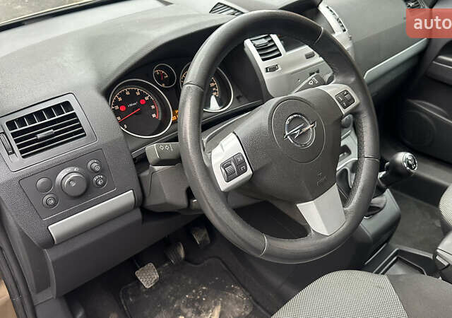 Коричневый Опель Зафира, объемом двигателя 1.6 л и пробегом 200 тыс. км за 8100 $, фото 26 на Automoto.ua