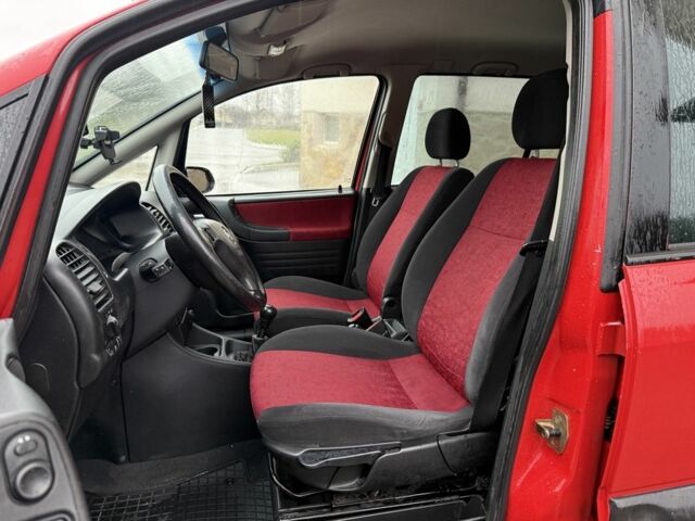 Красный Опель Зафира, объемом двигателя 1.8 л и пробегом 250 тыс. км за 1680 $, фото 4 на Automoto.ua