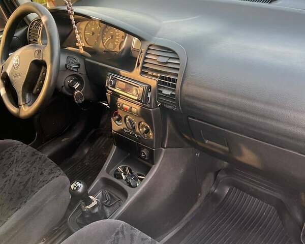 Красный Опель Зафира, объемом двигателя 2 л и пробегом 461 тыс. км за 3950 $, фото 6 на Automoto.ua