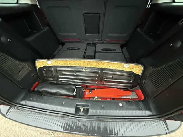 Красный Опель Зафира, объемом двигателя 1.8 л и пробегом 250 тыс. км за 1680 $, фото 6 на Automoto.ua