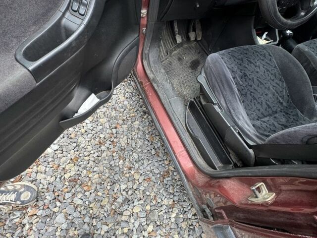 Красный Опель Зафира, объемом двигателя 1.6 л и пробегом 320 тыс. км за 2771 $, фото 6 на Automoto.ua